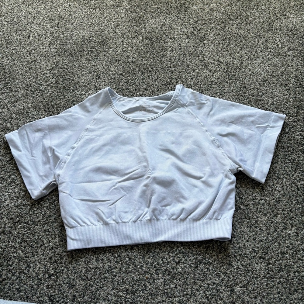 NVGTN Fitted Cropped Workout Top